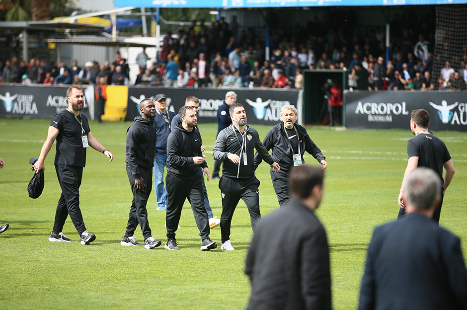 1. Lig'de olaylı maç: Hocalar ve kaptanlar oyundan atıldı