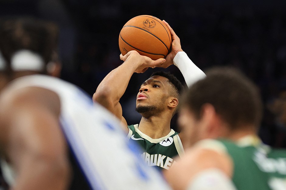 Bucks, Antetokounmpo'nun enfes performansıyla seriyi 6 maça çıkardı