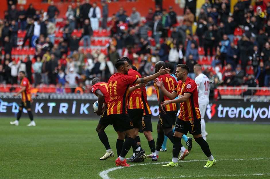 Süper Lig'de 17 haftanın seyirci raporu: Zirvede hangi takım var?  - 15. Foto