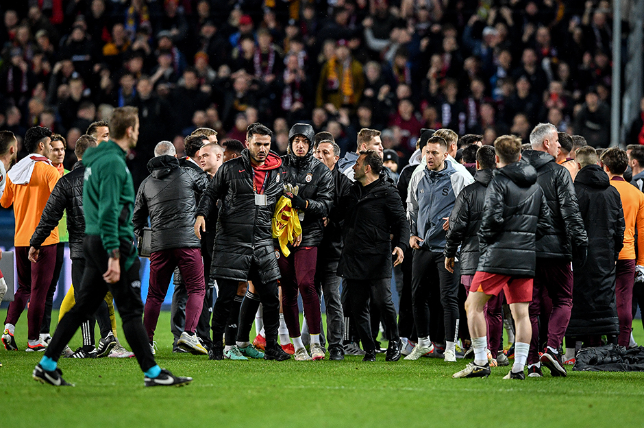 Sparta Prag-Galatasaray maçı sonrası kavga: Okan Buruk'a kırmızı kart  - 1. Foto