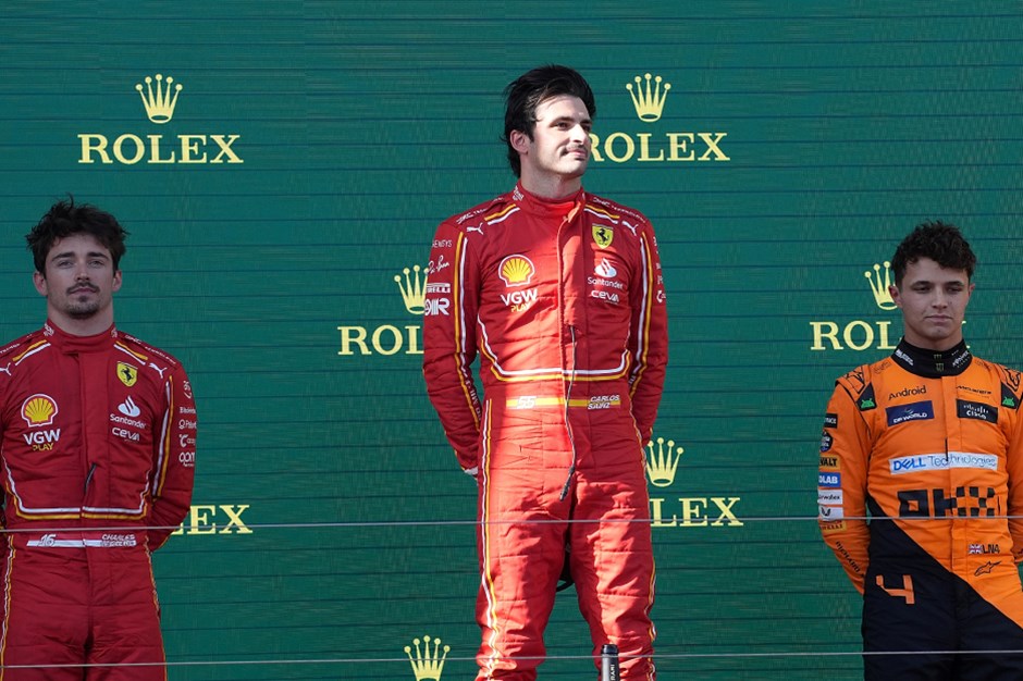 F1 Avustralya Grand Prix'sinde kazanan Sainz: Verstappen yarıştan çekildi