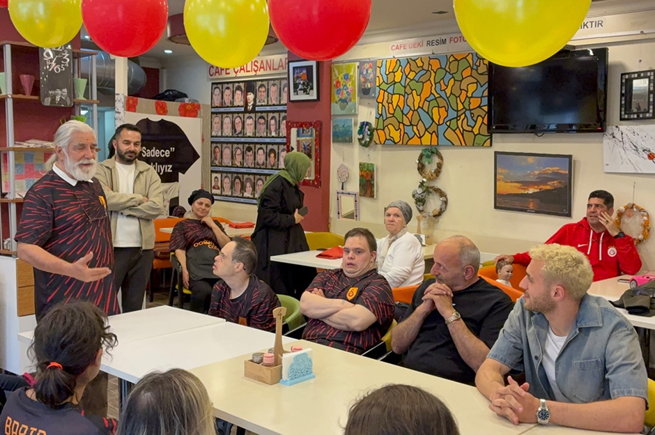 Barış Alper Yılmaz'dan anlamlı ziyaret: Down Cafe'ye destek oldu