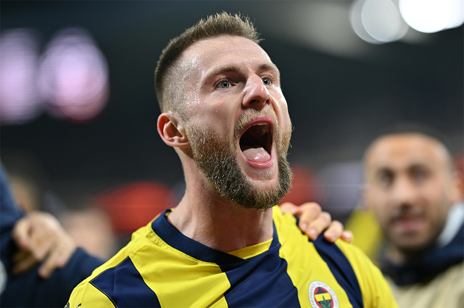 Skriniar'ın yıllık maaş beklentisinin 12 milyon euro olduğu ve bu rakamın transferin önündeki en büyük engel olduğu aktarıldı.