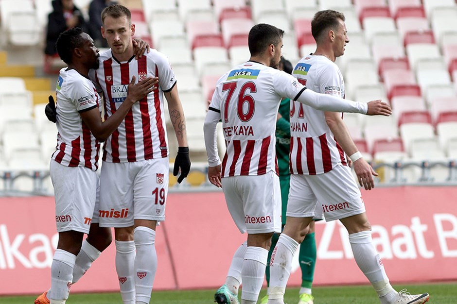 Sivasspor ilk yarıda bulduğu gollerle turladı