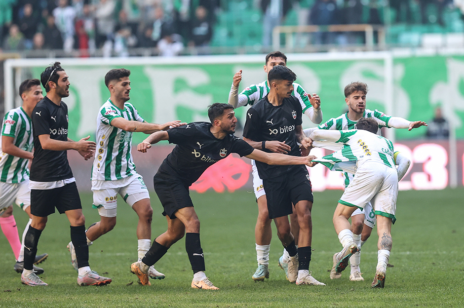 Bursaspor - Diyarbekirspor maçında arbede: 6 kırmızı kart çıktı  - 1. Foto