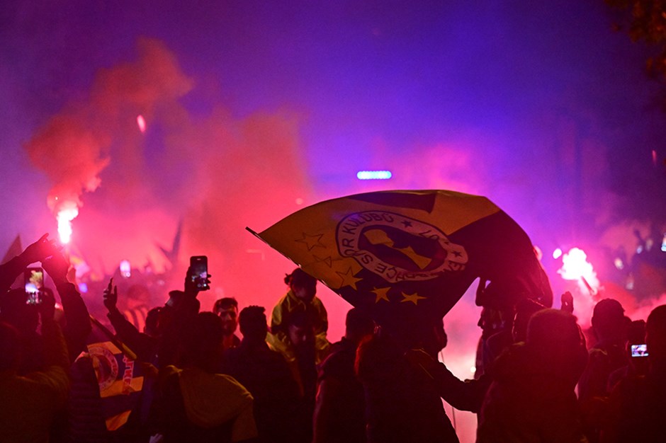 Fenerbahçe, Samandıra'da tezahürat ve meşalelerle karşılandı