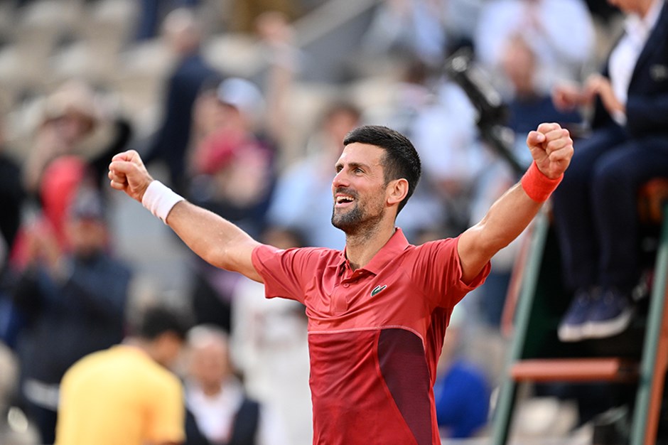 Novak Djokovic, Wimbledon'da korta çıkmadan yarı finale yükseldi