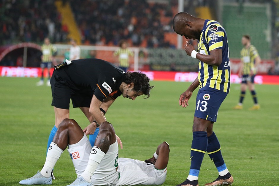 Alanyaspor - Fenerbahçe maçında hakem Mete Kalkavan, Osayi'nin pozisyonunda elini neden arka cebine götürdü?