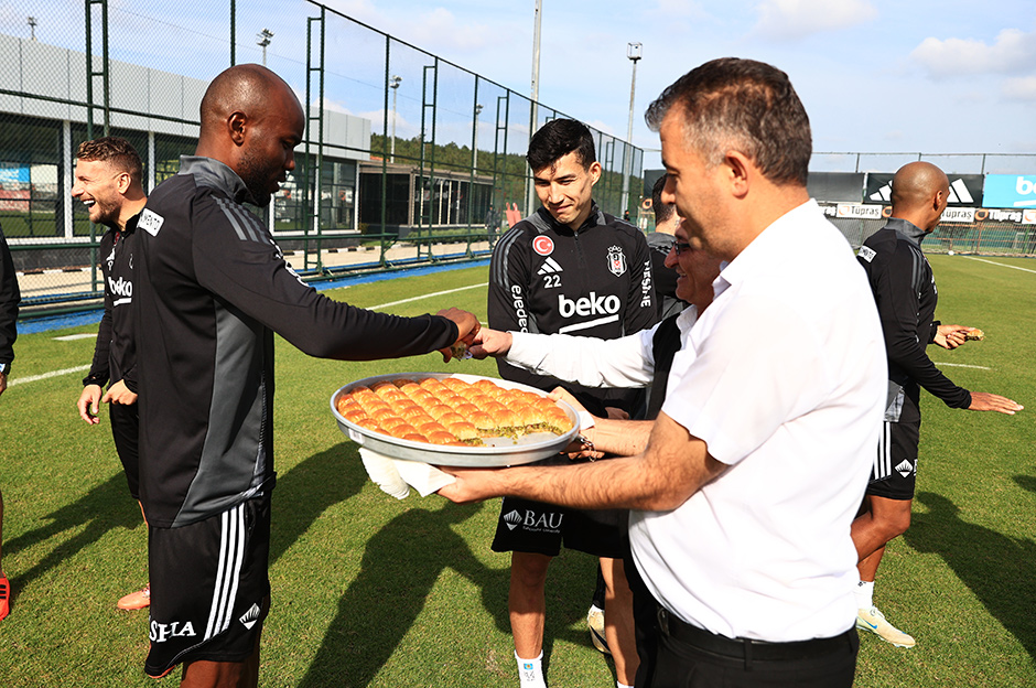 Beşiktaş Yönetimi'nden Ümraniye çıkarması: Van Bronckhorst ve futbolcularla görüştüler  - 7. Foto