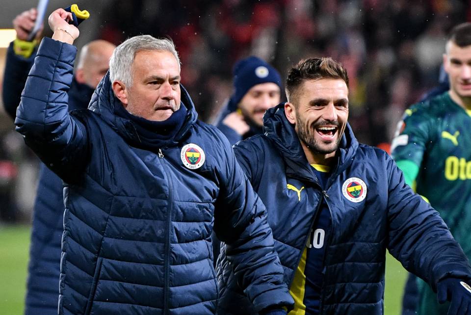 İtalyan hocanın hemen ensesinde yer alan Mourinho'nun ise 119 galibiyeti var. Portekizli çalıştırıcı, Fenerbahçe'nin başındayken Ancelotti'nin rütbesini sökme fırsatı bulabilir.