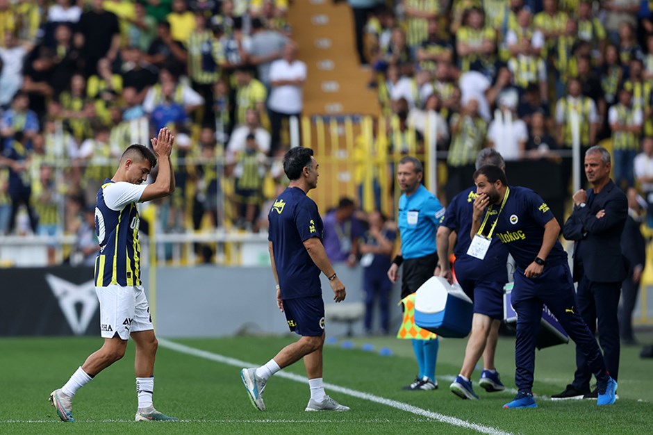 Maçın 3. dakikasında sakatlanan Cengiz Ünder'den kötü haber