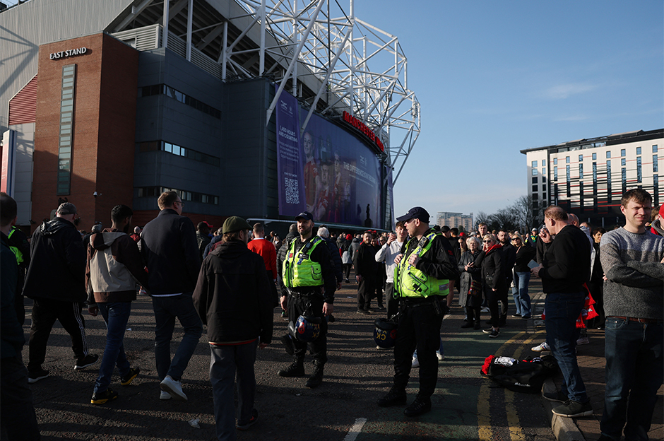 Dev maç öncesinde Manchester United taraftarlarından protesto  - 1. Foto