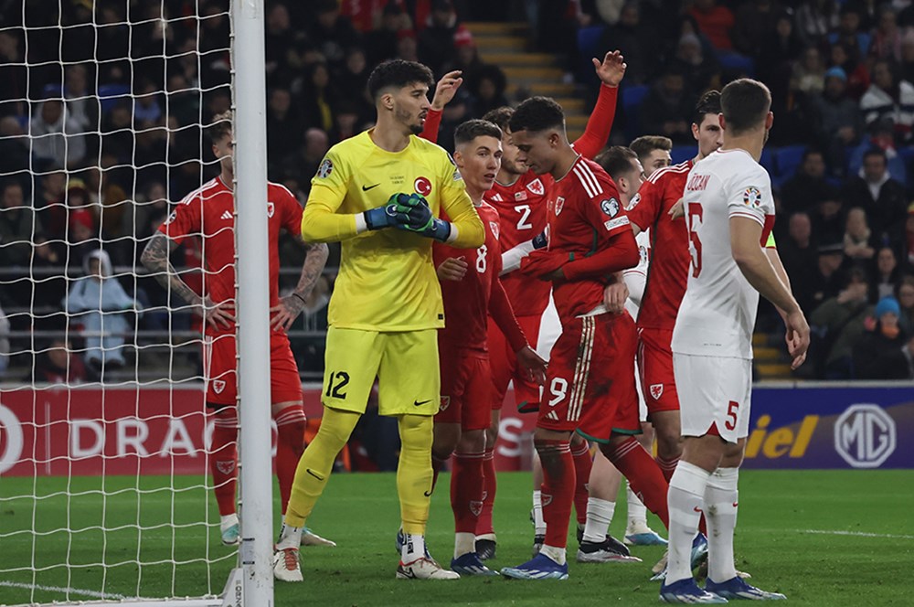 İngiltere'de gündem Altay Bayındır  - 2. Foto