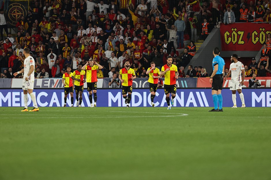Eyüpspor'da Arda Turan dönemi yenilgiyle başladı, Göztepe seriyi altı maça çıkardı