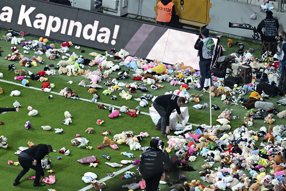 "Kimseye söylemeden, gizlice futbolu bırakmış gibi" - Spor yazarları Beşiktaş için ne dedi?  - 4. Foto