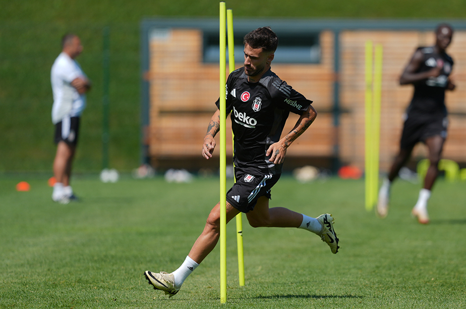 Hollandalı hocanın en önemli kozu ise Rafa Silva olacak. Hollandalı çalıştırıcı, Rashica ve Semih'i yönlendirecek ismin Rafa olmasını ve oyunun merkezden kanatlara Portekizli üzerinden dönmesini istiyor