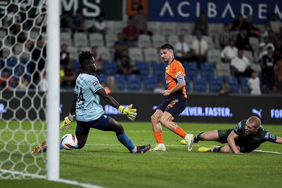 Başakşehir 2 golle tur atladı