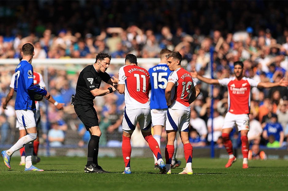 Premier Lig'de ilginç anlar: Hakem maçı erken bitirdi, ortalık karıştı  - 6. Foto