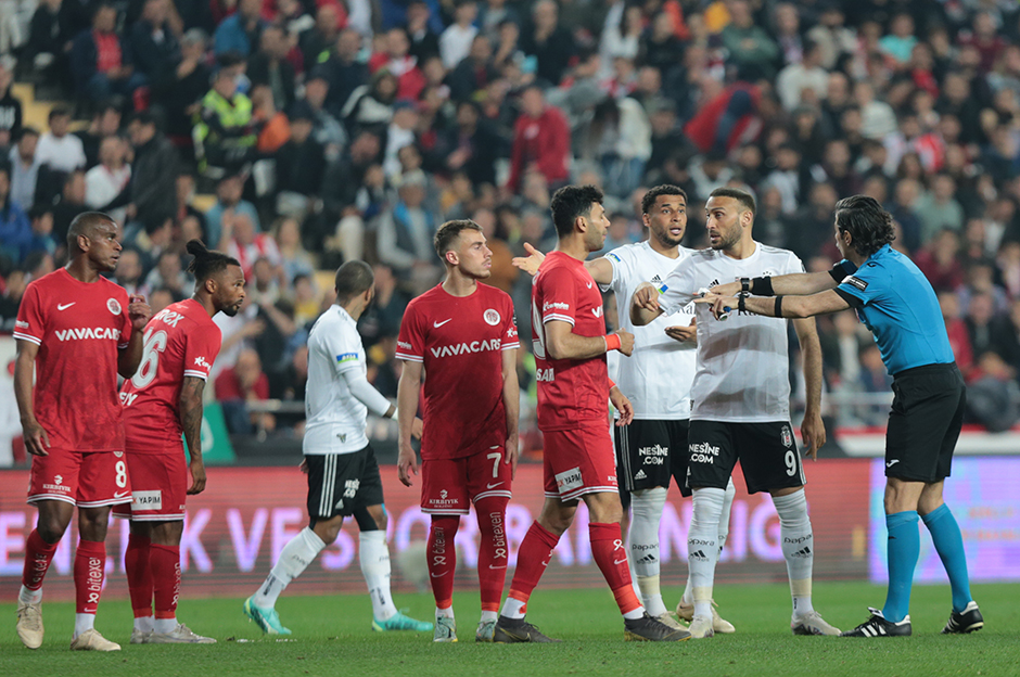 "Her oyunda sorunu çözen adam" Spor yazarları Beşiktaş için ne dedi?  - 1. Foto
