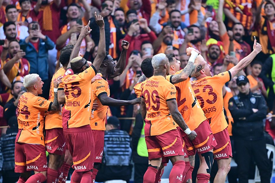 Öte yandan Galatasaray performansa dayalı primden de 140 milyon lira kazandı.