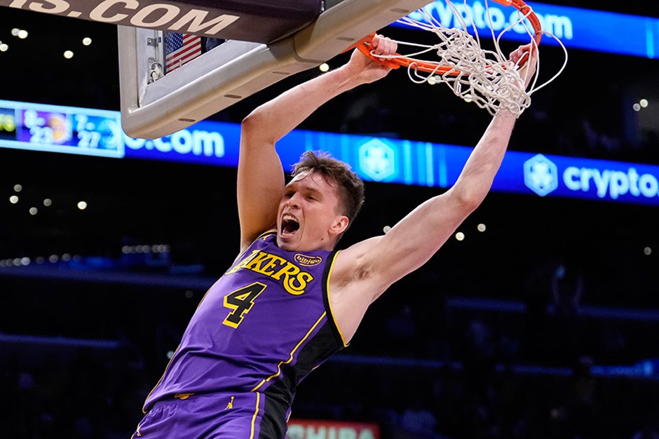 Los Angeles derbisinde kazanan Lakers