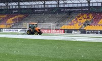 Fenerbahçe maçı öncesi zeminde kar temizleme çalışması