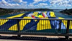 Şampiyon Fenerbahçe Beko'nun bayrakları köprülere asıldı