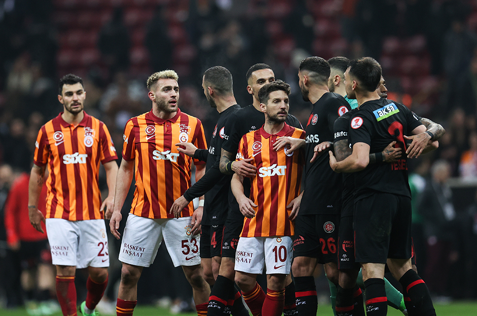 "Okan Buruk yönetiminde en kötü maç" | Spor yazarları Galatasaray için ne dedi?  - 3. Foto