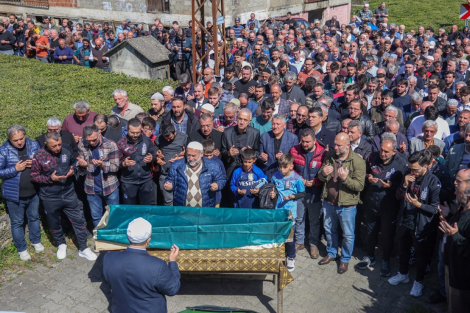 Hayatını kaybeden Trabzonspor'un altyapı futbolcusu Mirkan Kurt'un cenazesi toprağa verildi