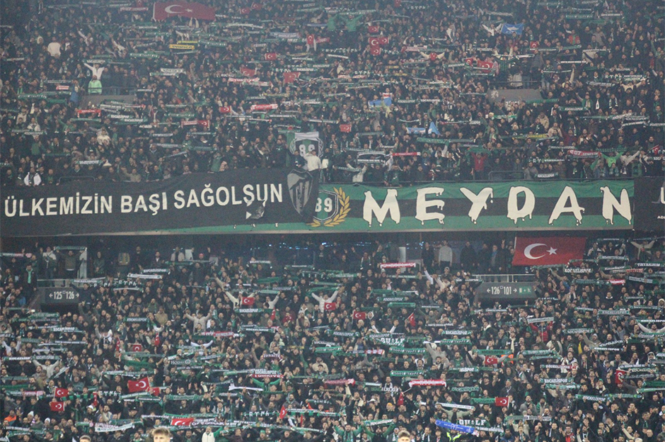 Tribünden düşen taraftar ağır yaralandı: Yoğun bakıma alındı  - 2. Foto