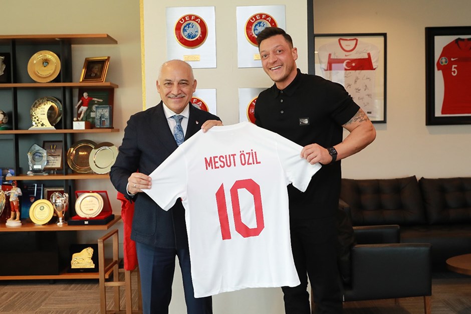 Mesut Özil, TFF Başkanı Mehmet Büyükekşi'yi ziyaret etti