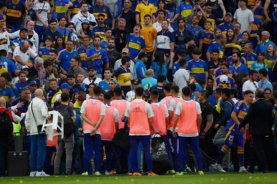 Superclasico sonrası ortalık karıştı: Kaleci Romero, tribünde taraftarla kavga etti