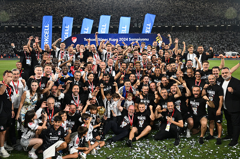 Beşiktaş'ın tarihi zaferi Avrupa'da manşetlerde: "Van Bronckhorst, Galatasaray'ı katletti"  - 5. Foto