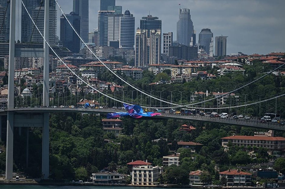 Şampiyonlar Ligi finalistlerinin bayrakları İstanbul Boğazı'nda dalgalanıyor