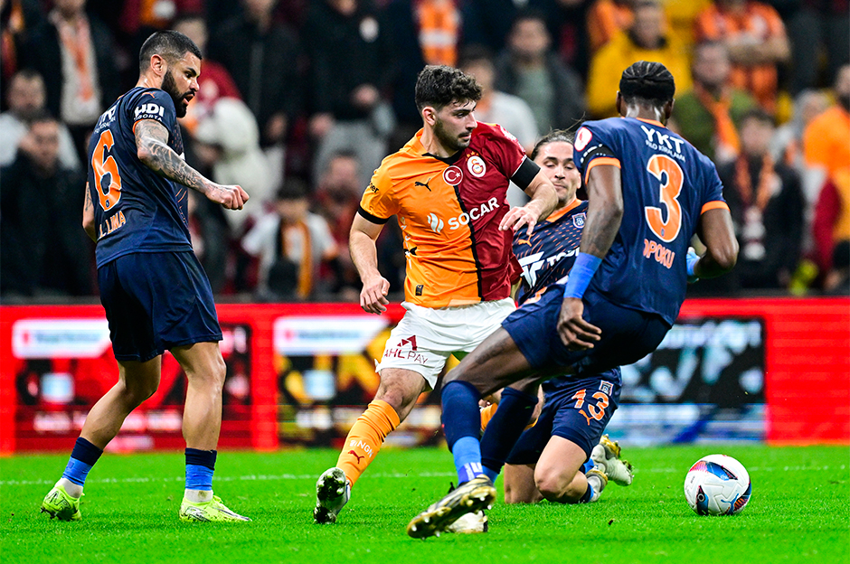 SARI-KIRMIZILILAR 22 MAÇTIR NAMAĞLUP | Süper Lig, Türkiye Kupası ve UEFA Avrupa Ligi'nde mücadele eden Galatasaray, çıktığı son 22 maçta mağlup olmadı.İyi bir sezon geçiren sarı-kırmızılı ekip, resmi müsabakalarda son yenilgisini UEFA Şampiyonlar Ligi play-off turu rövanşında İsviçre temsilcisi Young Boys karşısında yaşadı.Galatasaray, 27 Ağustos'taki mücadeleden sonra çıktığı 22 maçta 16 galibiyet ve 6 beraberlik aldı.