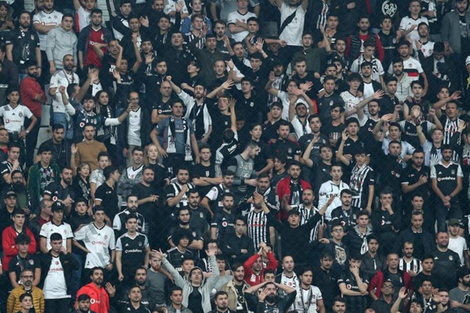 Dolmabahçe'de tepki: Beşiktaş tribünleri futbolculara hep bir ağızdan aynı tezahüratı yaptı
