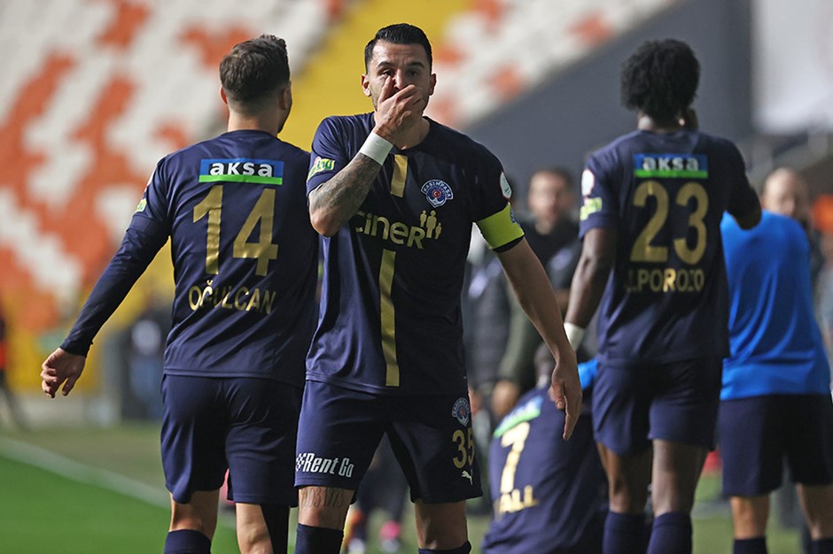 Kasımpaşa 4 gollü maçta Adana Demirspor'u deplasmanda devirdi