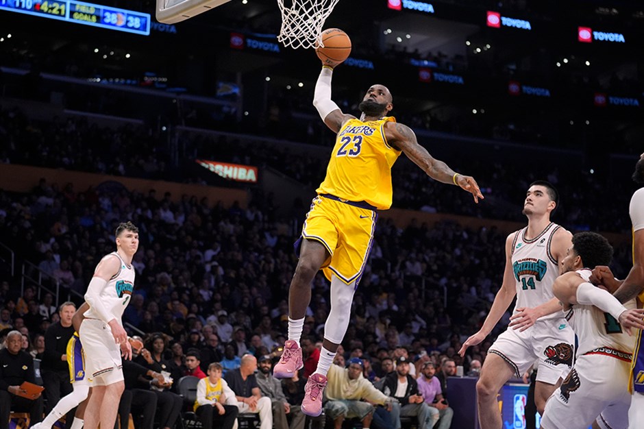 LeBron James'ten NBA tarihine geçen performans: Triple-double'la galibiyete damga vurdu